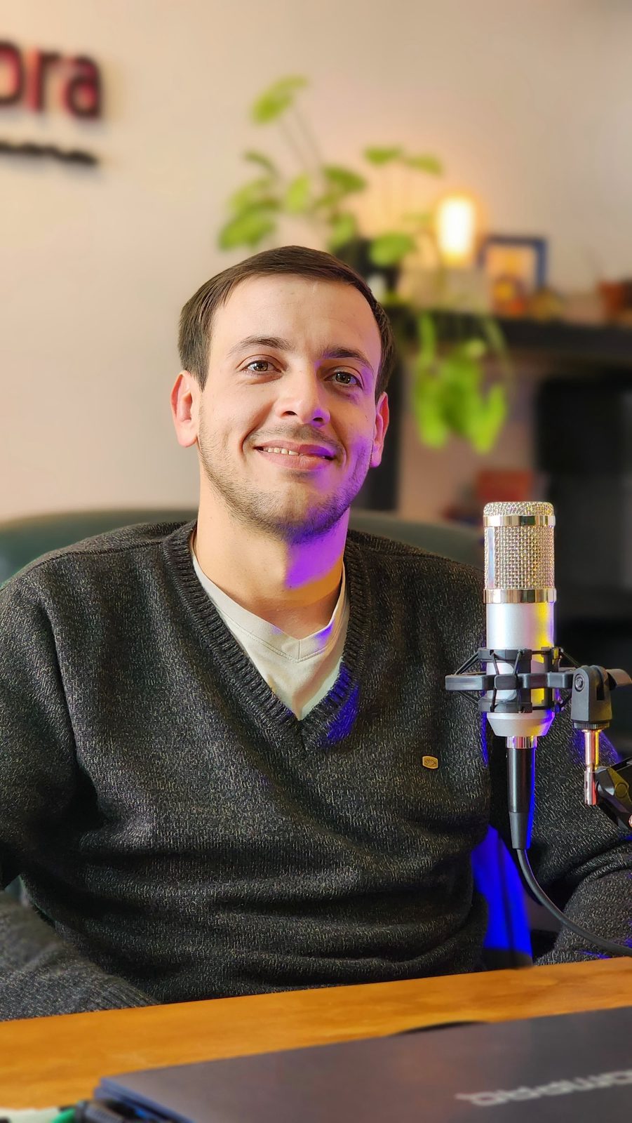 Matías Marinaro grabando un podcast